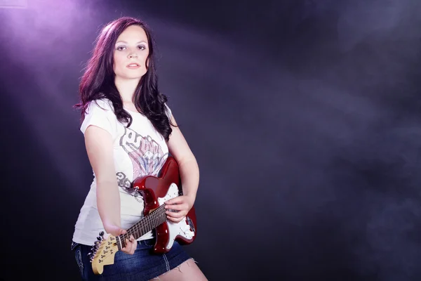 Bruna ragazza con una chitarra elettrica — Foto Stock