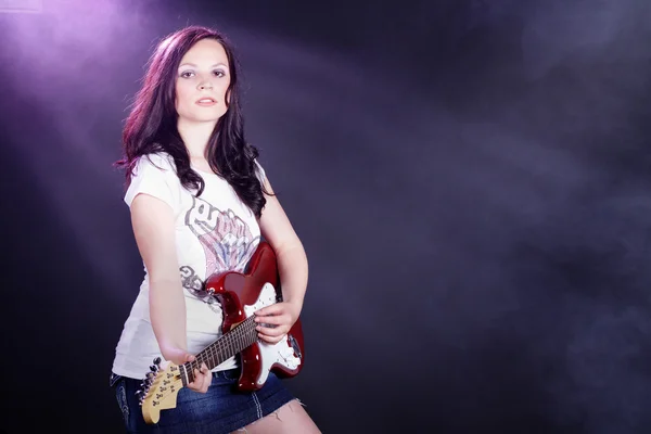 Brunette meisje met een elektrische gitaar — Stockfoto