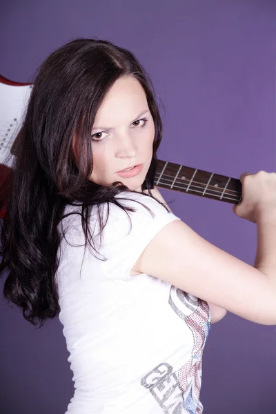 Brunette meisje met een elektrische gitaar — Stockfoto