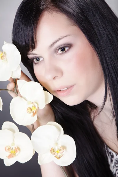 Esmer kız beyaz çiçekli — Stok fotoğraf
