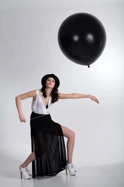 Bruneta fata cu balon — Fotografie, imagine de stoc