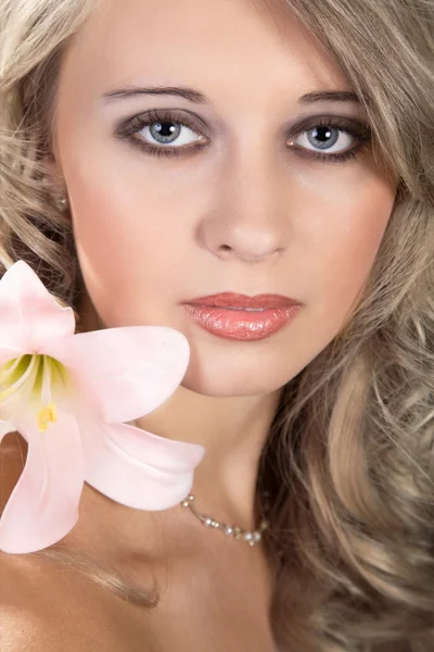 Ragazza bionda con fiore — Foto Stock