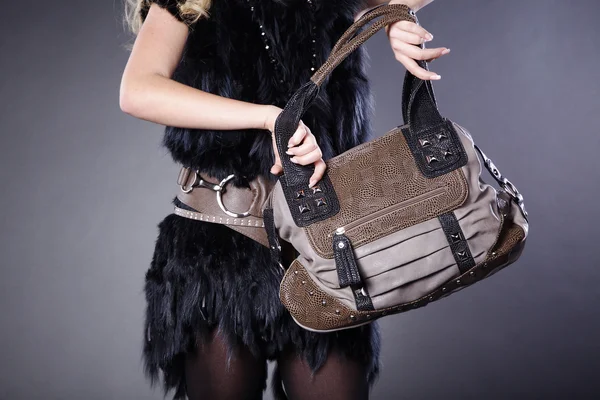 Blond tjej med en väska i svart päls — Stockfoto