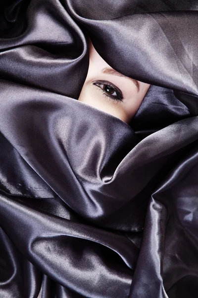 Fața fetei într-un decor negru — Fotografie, imagine de stoc