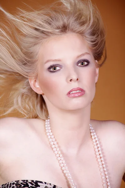 Blond meisje met een witte ketting — Stockfoto