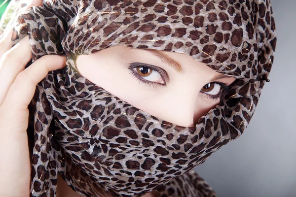 Flickans ögon i Tiger hijab — Stockfoto