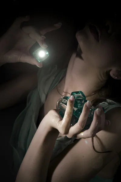 Ein Mädchen mit einem leuchtend grünen Diamanten — Stockfoto
