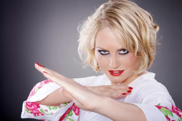 Blond meisje toont een karate — Stockfoto