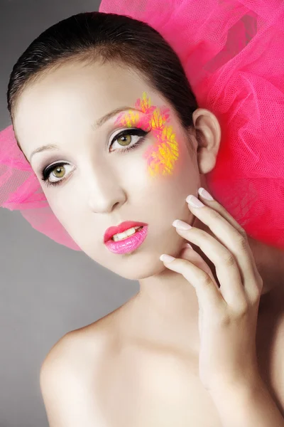 Bruna ragazza con un fiocco rosa — Foto Stock