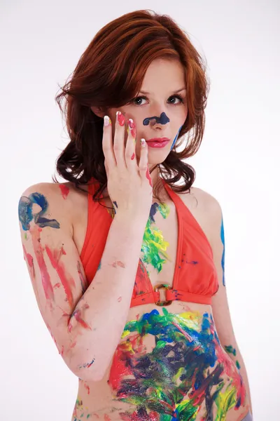 Menina morena em tintas coloridas — Fotografia de Stock