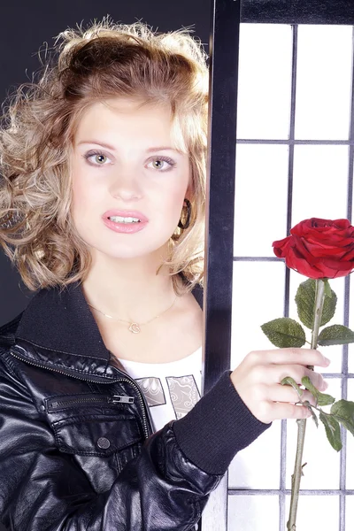 Una chica con una rosa detrás de la pantalla —  Fotos de Stock