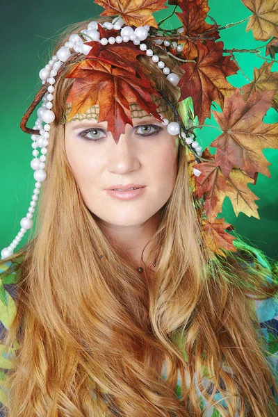 Блондинка с осенними листьями — стоковое фото