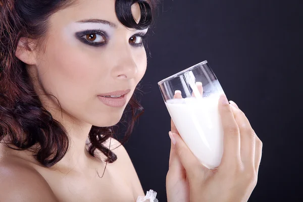 喝牛奶的黑发女孩 — 图库照片