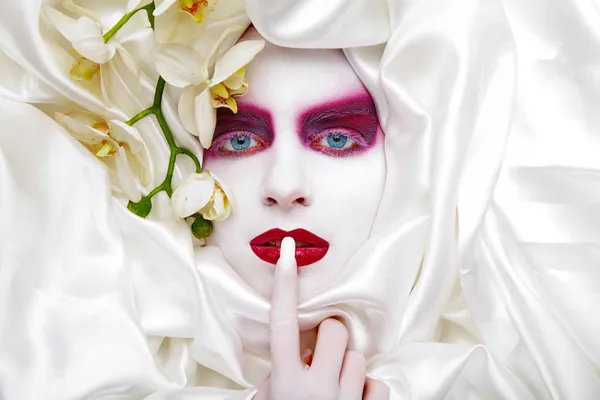 Cara de niña pintada en decoraciones blancas con flores —  Fotos de Stock