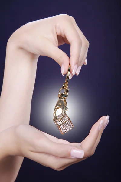 Das Juwel in den Händen eines Mädchens — Stockfoto