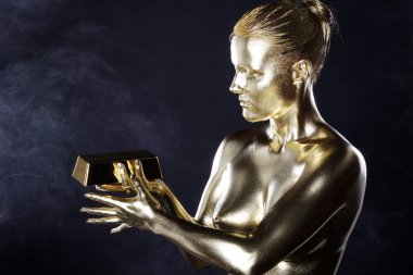 güzel çıplak kadın bedeni koyu arka plan üzerinde