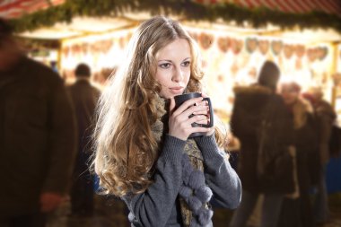 sarışın kız içecekler kahve