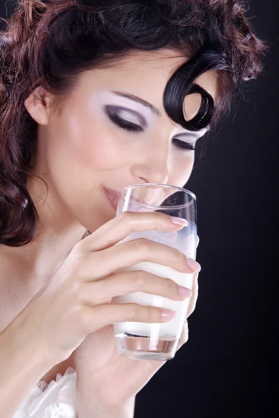 Брюнетка пьет молоко — стоковое фото