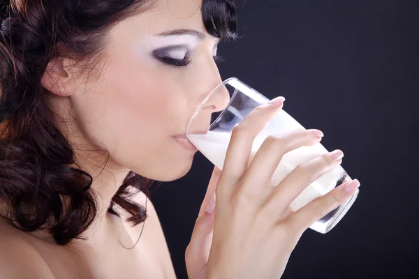 Brunette girl drinking milk — Stock Photo, Image