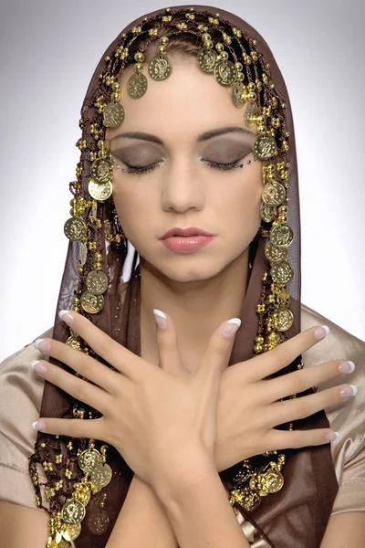 Hermosa chica en la bufanda árabe —  Fotos de Stock