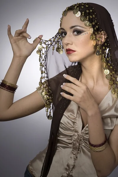 Arap Fularlı güzel kız — Stok fotoğraf