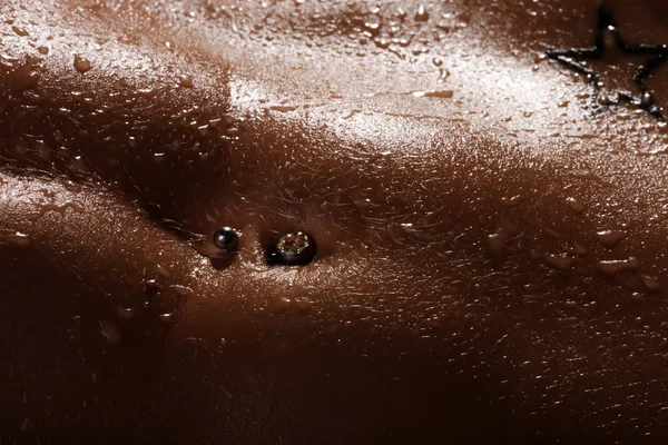 暗い背景に美しい裸の女性ボディ — ストック写真