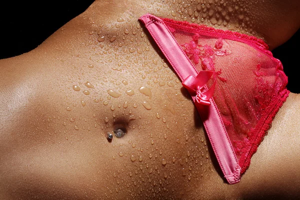 güzel çıplak kadın bedeni koyu arka plan üzerinde