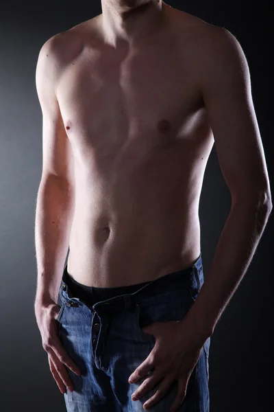 Uomo nudo in jeans — Foto Stock