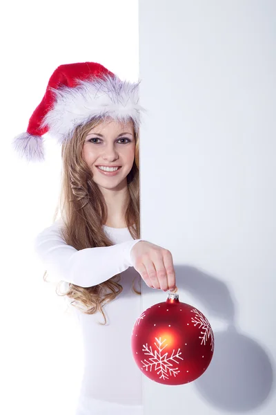 Fille heureuse avec boule de Noël — Photo