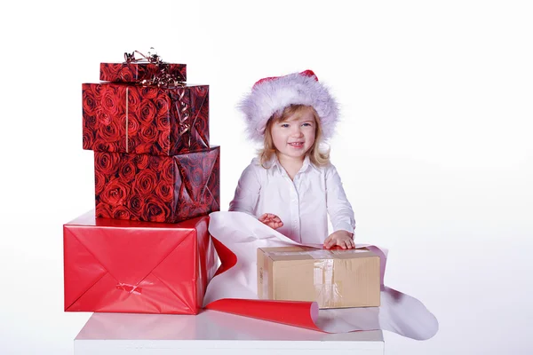 Giovane ragazza con regali di Natale — Foto Stock