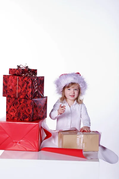 Giovane ragazza con regali di Natale — Foto Stock