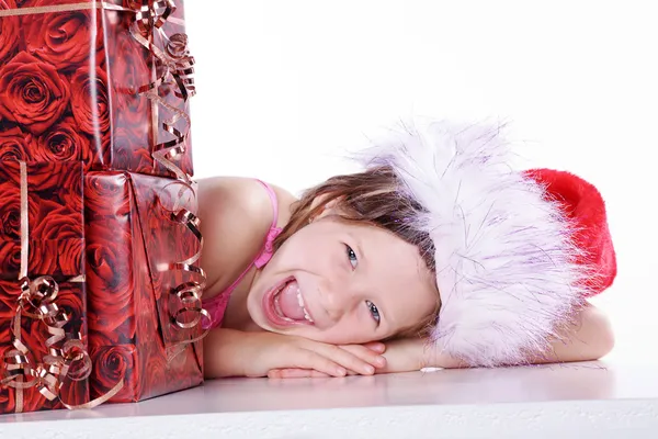 Chica joven con regalos de Navidad — Foto de Stock