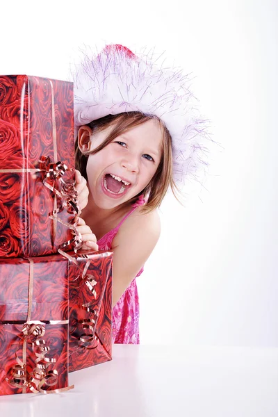 Chica joven con regalos de Navidad — Foto de Stock