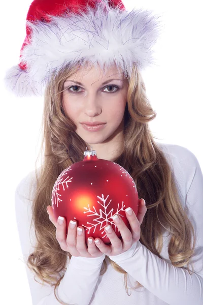 Счастливая девушка с рождественским мячом — стоковое фото