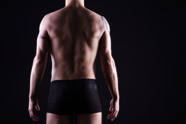 İç çamaşırlı adam