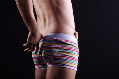 İç çamaşırlı adam