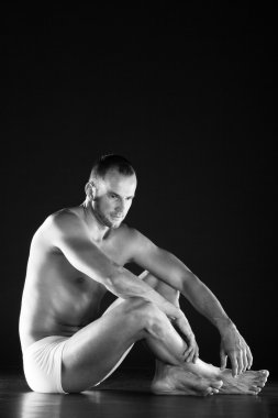 İç çamaşırlı adam