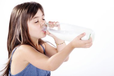 küçük kız bir plastik şişe süt içme