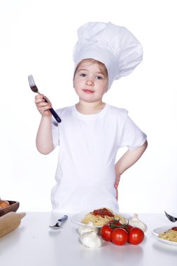 küçük kız spagetti hazırlanıyor
