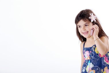 Cep telefonuyla konuşan küçük kız.