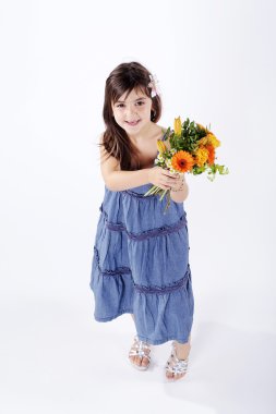 Bir buket çiçekli küçük kız