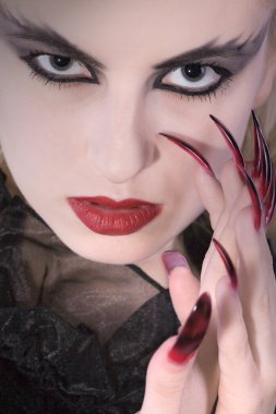 koyu arka plan üzerinde siyah elbiseli sarışın kız