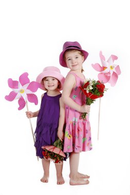 buketler çiçek ve yel değirmenleri ile iki küçük kız