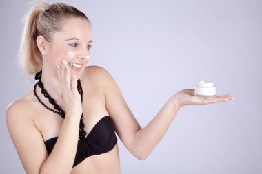 el kremi ile sarışın kız