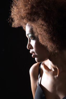koyu arka plan üzerinde bir Afrikalı kız yüzü