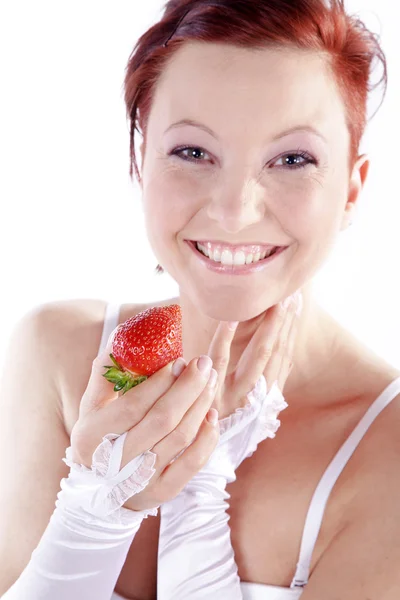 Menina ruiva feliz com morangos — Fotografia de Stock