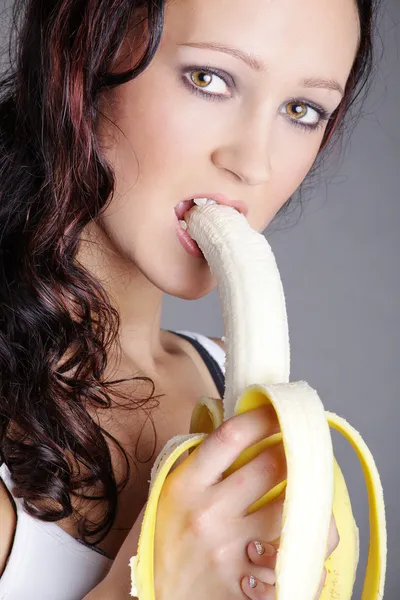 Brünette Mädchen mit einer Banane — Stockfoto