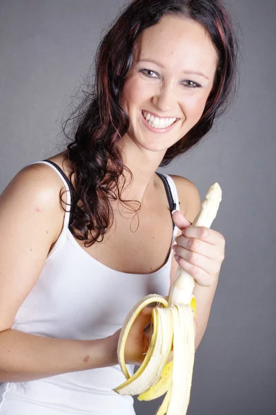 Morena chica con un plátano — Foto de Stock
