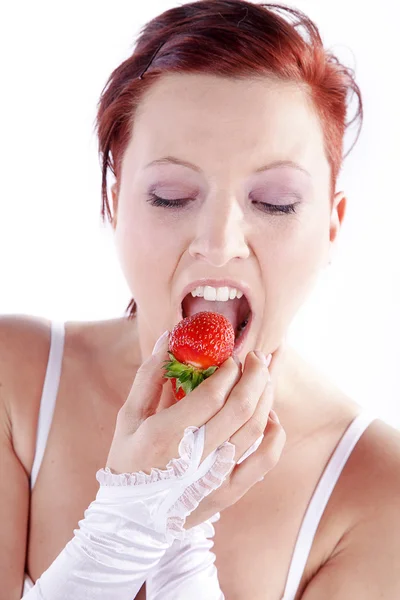 Femme en sous-vêtements manger des fraises — Photo