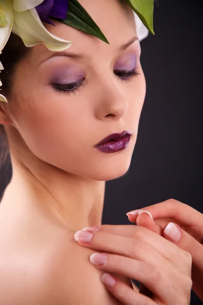 Brunette girl face with the flora on the head — Stock Photo, Image